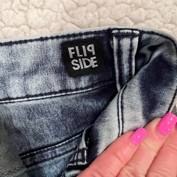 Womens Reversible Shorts Flip Side Distressed Blue Denim And Green Camo Size 5 - Picture 8 of 9